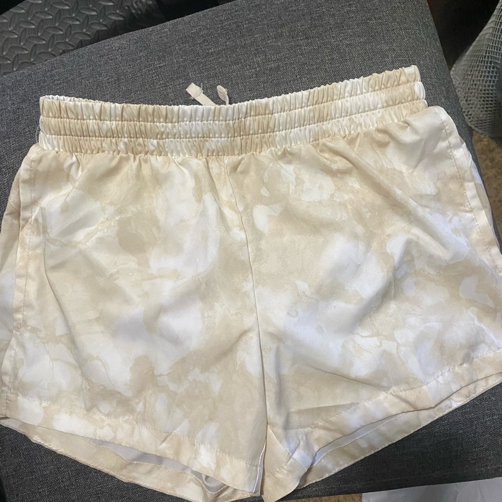 Old navy athletic shorts worn few times. Great condition girls size large 10/12